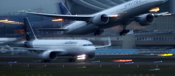 طائرات الناقلة الألمانية لوفتهانزا والخطوط الجوية المتحدة تهبط في مطار فرانكفورت بألمانيا - سبوتنيك عربي