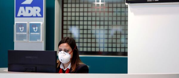 موظفة ترتدي قناعا واقيا في مطار فيوميتشينو في روما بعد أن تأكد ظهور أولى حالات الإصابة بفيروس كورونا في إيطاليا موظفة ترتدي قناعا واقيا في مطار فيوميتشينو في روما بعد أن تأكد ظهور أولى حالات الإصابة بفيروس كورونا في إيطاليا - سبوتنيك عربي