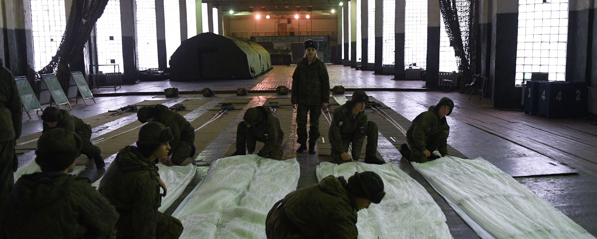 الملازم أنستاسيا تيريشينا، رئيسة وحدة الاتصالات بوحدة الاتصال التابعة للقوات المجوقلة (القوات المحمولة جواً) أثناء الخدمة العسكرية - سبوتنيك عربي, 1920, 15.04.2023