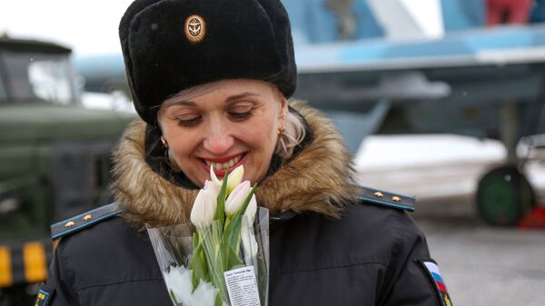 تهنئة النساء في فوج الطيران بحامية سفيرومورسك بمناسبة يوم المرأة العالمي، 8 مارس/ آذار، في ضواحي مورمانسك الروسية - سبوتنيك عربي