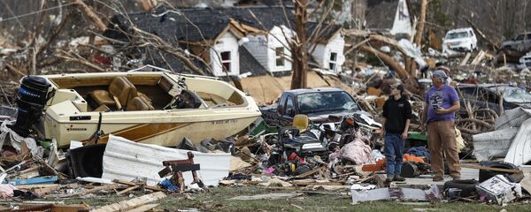 رجلان يتفقدان منزلا دمره إعصار في ولاية تينيسي، الولايات المتحدة 3 مارس 2020 - سبوتنيك عربي