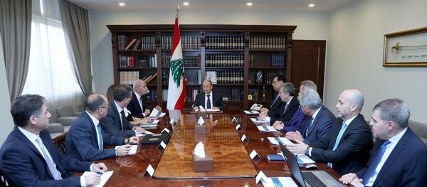 الرئيس اللبناني ميشال عون يترأس اجتماعاً مالياً مع رئيس الوزراء حسن دياب ورئيس البرلمان نبيه بري ومحافظ البنك المركزي اللبناني رياض سلامة في القصر الرئاسي في بعبدا - سبوتنيك عربي