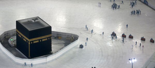 عمليات إخلاء وتعقيم الكعبة المشرفة في السعودية - سبوتنيك عربي