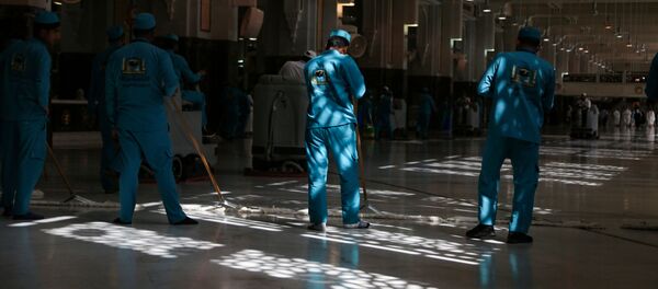 عمال النظافة يمسحون الأرض في المسجد الحرام في مكة المكرمة بعد تفشي فيروس كورونا عمال النظافة يمسحون الأرض في المسجد الحرام في مكة المكرمة بعد تفشي فيروس كورونا - سبوتنيك عربي