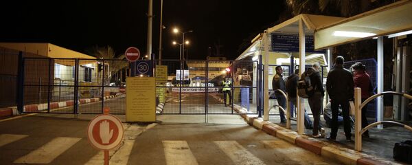 أجانب ينتظرون العبور إلى مصر على الجانب الإسرائيلي من معبر طابا بالقرب من منتجع إيلات المطل على البحر الأحمر  - سبوتنيك عربي