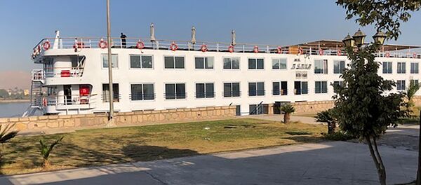 سفينة ترسو في مدينة الأقصر بجنوب مصر تقل حوالي 100 سائح أجنبي تخضع للحجر الصحي بعد اختبار 12 شخصًا إيجابيًا للفيروس التاجي الجديد كورونا - سبوتنيك عربي