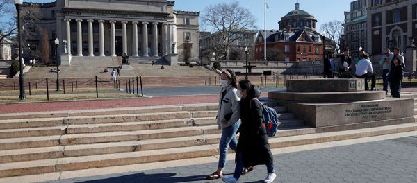 أشخاص يرتدون الأقنعة الواقية يمشون في جامعة كولومبيا في مدينة نيويورك حيث تم تعليق الدراسة لأن أحد الأشخاص في الحرم الجامعي يخضع للحجر الصحي بسبب التعرض لفيروس كورونا - سبوتنيك عربي