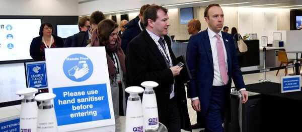 يسير وزير الصحة البريطاني مات هانكوك في محطة التعقيم اليدوية وهو يغادر بعد أن تحدث عن فيروس كورونا في المؤتمر السنوي لغرف التجارة البريطانية في لندن - سبوتنيك عربي