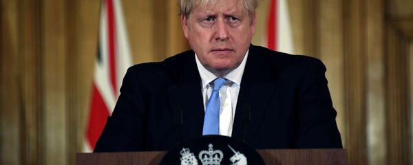 رئيس الوزراء البريطاني بوريس جونسون خلال مؤتمر صحفي حول فيروس كورونا في داوننغ ستريت في لندن - سبوتنيك عربي