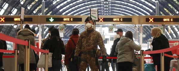 ضباط الشرطة والجنود يفحصون المسافرين الذين يغادرون محطة القطار الرئيسية في ميلانو في إيطاليا في محاولة لتأمين 16 مليون شخص -أكثر من ربع سكانها– من فيروس كورونا - سبوتنيك عربي