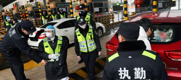 ضباط صينيون يفحصون سيارة بعد انتشار فيروس كورونا ضباط صينيون يفحصون سيارة بعد انتشار فيروس كورونا - سبوتنيك عربي