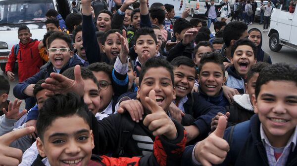 طلاب مصريون أمام إحدى المدارس في العاصمة المصرية القاهرة - سبوتنيك عربي