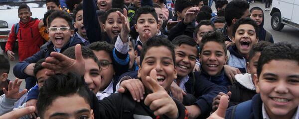 طلاب مصريون أمام إحدى المدارس في العاصمة المصرية القاهرة - سبوتنيك عربي