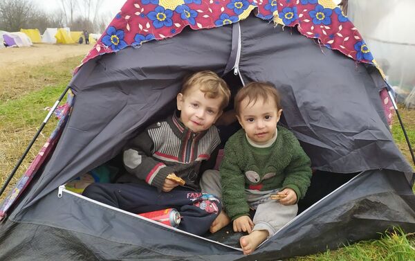 لاجئون سوريون على الحدود التركية، مارس 2020 لاجئون سوريون على الحدود التركية، مارس 2020 - سبوتنيك عربي