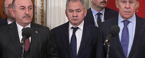 وزير الخارجية الروسي سيرجي لافروف ونظيره التركي مولود تشاووش أوغلو ووزير الدفاع الروسي سيرجي شويغو  - سبوتنيك عربي