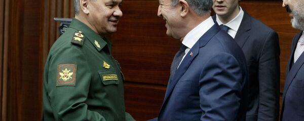 وزير الدفاع الروسي سيرجي شويغو ووزير الدفاع التركي خلوصي أكار يتصافحان خلال اجتماع في موسكو  - سبوتنيك عربي