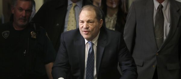 هارفي وينستاين يصل إلى محكمة في مانهاتن لحضور مداولات هيئة المحلفين في محاكمته بتهمة الاغتصاب - سبوتنيك عربي