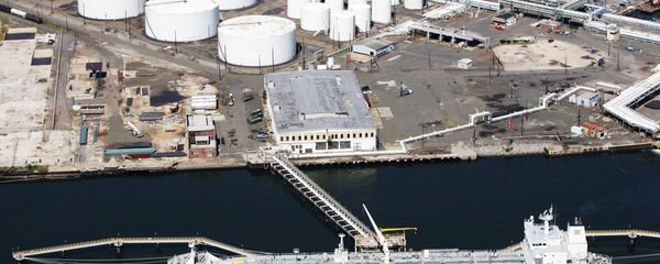 ترسو ناقلة نفط في منشأة تخزين في نيوجيرسي  - سبوتنيك عربي