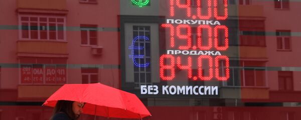 عرض سعر الصرف لعملات الدولار واليورو مقابل الروبل في موسكو، على خلفية انهيار أسعار النفط بعد فشل اتفاق أوبك+، 10 مارس 2020 - سبوتنيك عربي