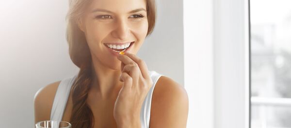 فتاة تتناول الدواء - سبوتنيك عربي