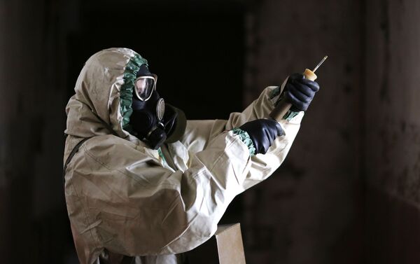 أحد عناصر الحماية ضد التلوث الإشعاعي والكيميائي والبيولوجي في الجيش الروسي أحد عناصر الحماية ضد التلوث الإشعاعي والكيميائي والبيولوجي في الجيش الروسي - سبوتنيك عربي