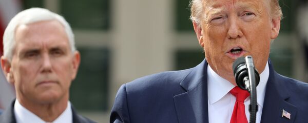 الرئيس الأمريكي، دونالد ترامب خلال مؤتمر صحفي في البيت الأبيض، ويقف خلفه نائبه، مايك بنس، واشنطن، الولايات المتحدة، 13 مارس/ آذار 2020 - سبوتنيك عربي