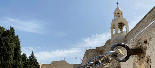 مدخل كنيسة المهد مغلقًا وسط احتياطات الفيروس التاجي في بيت لحم بالضفة الغربية المحتلة - سبوتنيك عربي