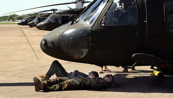 هليكوبتر هجومية من كتيبة كلارك التابعة للحرس الوطني للحرس الأمريكي تستعد للتوجه إلى العراق - سبوتنيك عربي