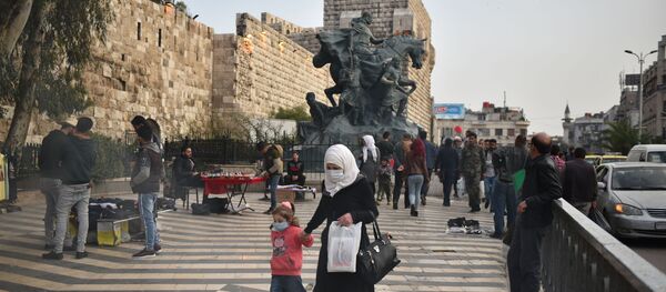 سوريين يرتدون الأقنعة الواقية في دمشق خوفا من كورونا - سبوتنيك عربي