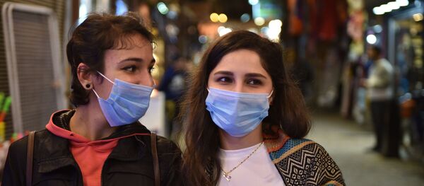سوريات يرتدين الأقنعة الواقية في سوق الحميدية بدمشق خوفا من كورونا - سبوتنيك عربي