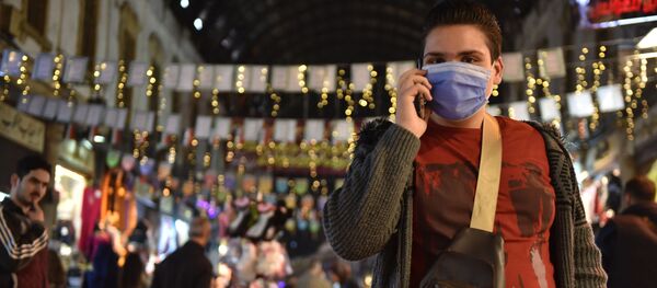 سوري يرتدي الأقنعة الواقية في دمشق خوفا من كورونا سوري يرتدي الأقنعة الواقية في دمشق خوفا من كورونا - سبوتنيك عربي