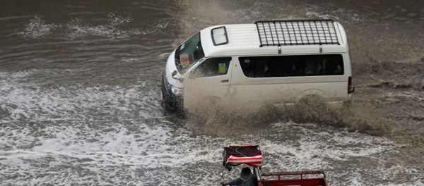 مواطنان مصريان يقودان دراجة بخارية وميكروباص خلال عاصفة رعدية وأمطار غزيرة في وسط القاهرة، 12 مارس/ آذار 2020 مواطنان مصريان يقودان دراجة بخارية وميكروباص خلال عاصفة رعدية وأمطار غزيرة في وسط القاهرة، 12 مارس/ آذار 2020 - سبوتنيك عربي