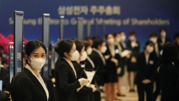 موظفون في شركة سامسونغ في كوريا الجنوبية يرتدون كمامة واقية من فيروس كورونا المستجد (كوفيد - 19)  - سبوتنيك عربي