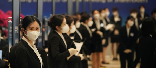 موظفون في شركة سامسونغ في كوريا الجنوبية يرتدون كمامة واقية من فيروس كورونا المستجد (كوفيد - 19)  - سبوتنيك عربي