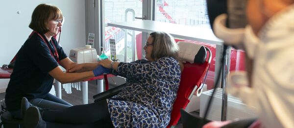 هيكي فيرنر وزيرة العمل والشؤون الاجتماعية والصحة والمرأة والأسرة في ولاية تورينجيا الألمانية تتبرع بالدم أثناء حملة التبرع بالدم للصليب الأحمر الألماني لأن مخزون الدم في المستشفيات ينفد بسبب الخوف من الفيروس التاجي كورونا المستجد - سبوتنيك عربي