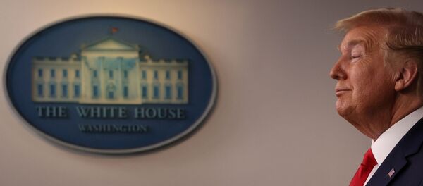 الرئيس الأمريكي دونالد ترامب يوقع على مشروع القانون الخاص بمكافحة فيروس كورونا المستجد كوفيد 19 19 مارس 2020 - سبوتنيك عربي