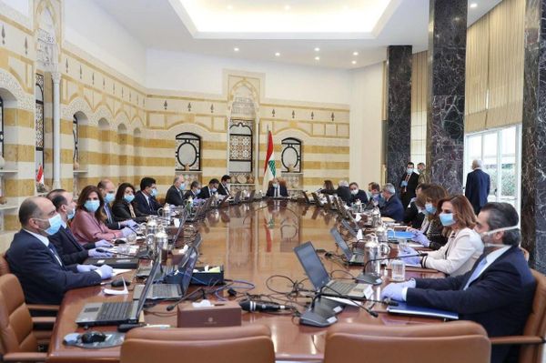 عون يجتمع بالحكومة اللبنانية واضعا القناع الطبي... صور عون يجتمع بالحكومة اللبنانية واضعا القناع الطبي... صور - سبوتنيك عربي