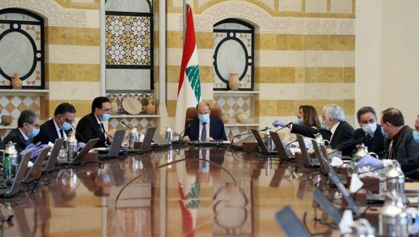 الرئيس اللبناني ورئيس الحكومة بالأقنعة الطبية الرئيس اللبناني ورئيس الحكومة بالأقنعة الطبية - سبوتنيك عربي