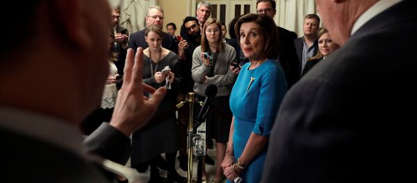 رئيسة مجلس النواب نانسي بيلوسي تستمع إلى سؤال أثناء حديثها لوسائل الإعلام حول حزمة مساعدات اقتصادية لفيروس كورونا في كابيتول هيل في واشنطن - سبوتنيك عربي