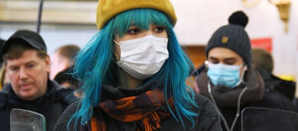 انتشار فيروس كورونا في روسيا - ركاب يرتدون أقنعة واقية في مترو في موسكو، ١٦ مارس ٢٠٢٠ - سبوتنيك عربي