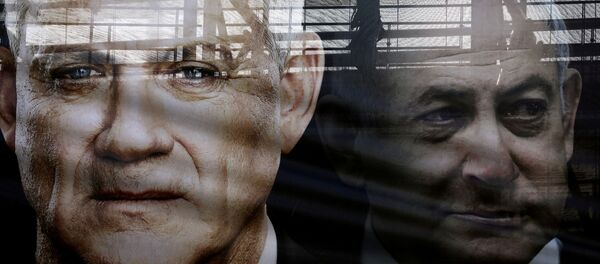 لافتة تظهر بيني غانتس زعيم حزب أزرق أبيض ورئيس الوزراء الإسرائيلي بنيامين نتنياهو لافتة تظهر بيني غانتس زعيم حزب أزرق أبيض ورئيس الوزراء الإسرائيلي بنيامين نتنياهو - سبوتنيك عربي