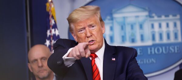 الرئيس الأمريكي دونالد ترامب يشير إلى مراسل لطرح سؤال خلال الإحاطة اليومية للرد على استفسارات حول فيروس كورونا في البيت الأبيض في واشنطن - سبوتنيك عربي