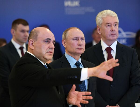 الرئيس فلاديمير بوتين ورئيس الحكومة الروسية ميخائيل ميشوستين وعمدة موسكو سيرغي سوبيانين أثناء إطلاعهم على عمل مركز المعلومات لرصد الوضع مع الفيروس التاجي الجديد كورونا في موسكو، 17 مارس 2020 - سبوتنيك عربي