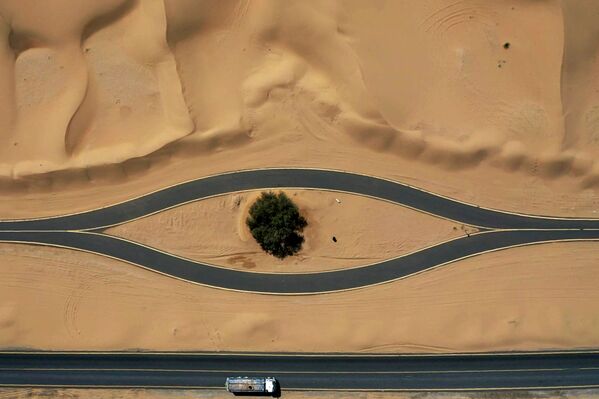 منظر جوي يظهر مسار مسار القدرة للدرّاجات الهوائية فارغًا في إمارة دبي الإماراتيى في 18 مارس 2020. - سبوتنيك عربي