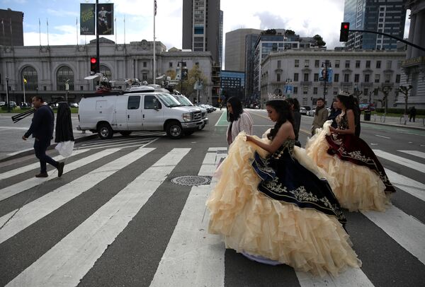  احتفالات بعيد القديس باتريك على شريط مغلق في 17 مارس 2020 في سان فرانسيسكو، كاليفورنيا. أمرت ست مقاطعات في منطقة خليج سان فرانسيسكو السكان بالتزام منازلهم في محاولة للحد من التفاعل الاجتماعي وانتشار الفيروس التاجي (COVID-19). - سبوتنيك عربي