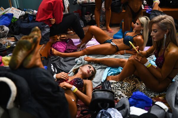 المشاركات في مسابقة اللياقة البدنية قبل الخروج على المنصة في إطار بطولة نوفوسيبيرسك لكمال الأجسام الروسية - سبوتنيك عربي