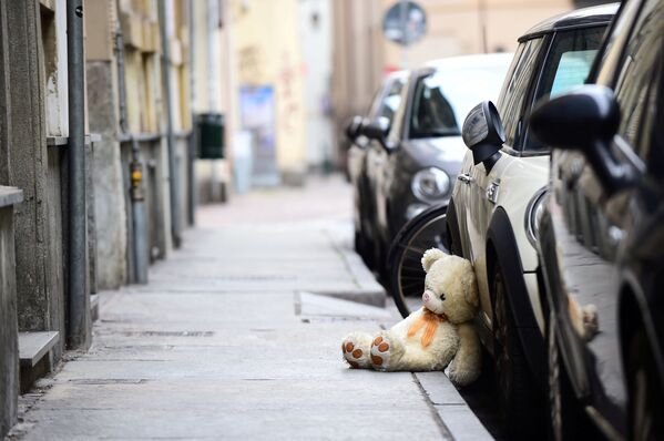 صورة لدمية على الرصيف في اليوم السادس من إغلاق غير مسبوق في جميع أنحاء إيطاليا، في إطار الحجر الصحي الذي فرض لإبطاء تفشي الفيروس التاجي كورونا، تورينو، إيطاليا 15 مارس 2020. - سبوتنيك عربي