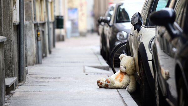 صورة لدمية على الرصيف في اليوم السادس من إغلاق غير مسبوق في جميع أنحاء إيطاليا، في إطار الحجر الصحي الذي فرض لإبطاء تفشي الفيروس التاجي كورونا، تورينو، إيطاليا 15 مارس 2020. - سبوتنيك عربي