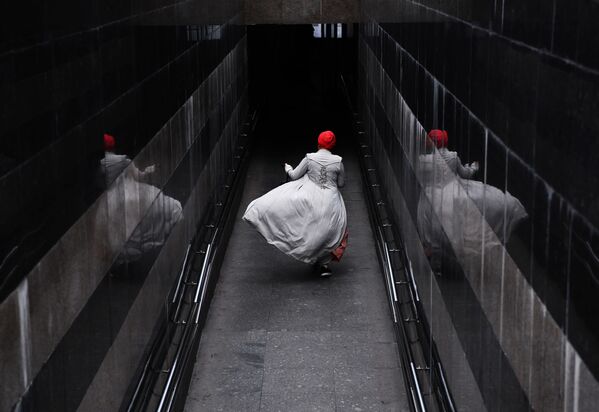 امرأة تسير في إحدى أروقة موسكو، روسيا 13 مارس 2020 - سبوتنيك عربي