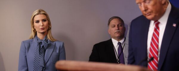 إيفانكا ترامب مستمعة إلى ملخص الرئيس الأمريكي، دونالد ترامب، بشأن جهوده لمكافحة فيروس كورونا المستجد، في البيت الأبيض 20 مارس/ آذار 2020، واشنطن، الولايات المتحدة - سبوتنيك عربي